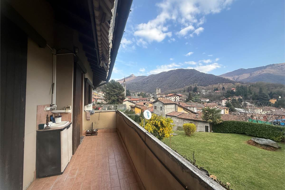 Asso: In bel contesto tricocale + mansarda e box