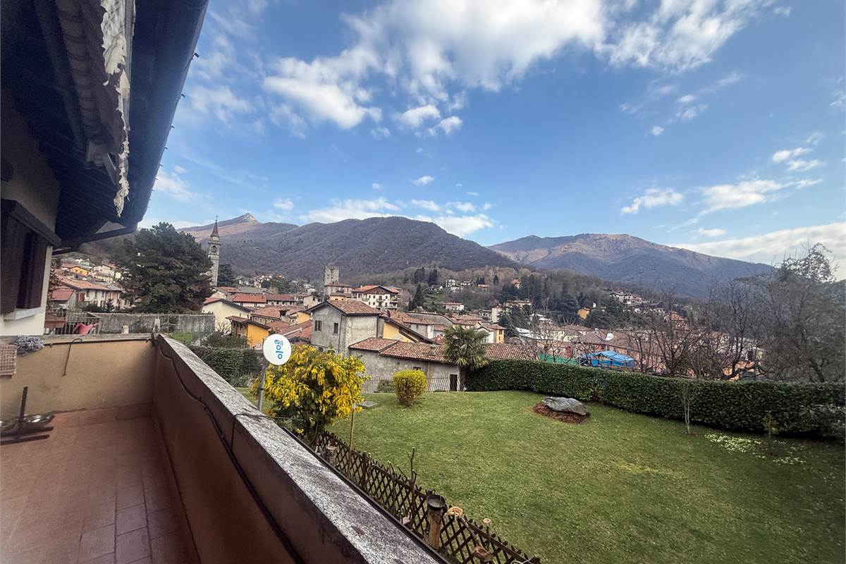 Asso: In bel contesto tricocale + mansarda e box