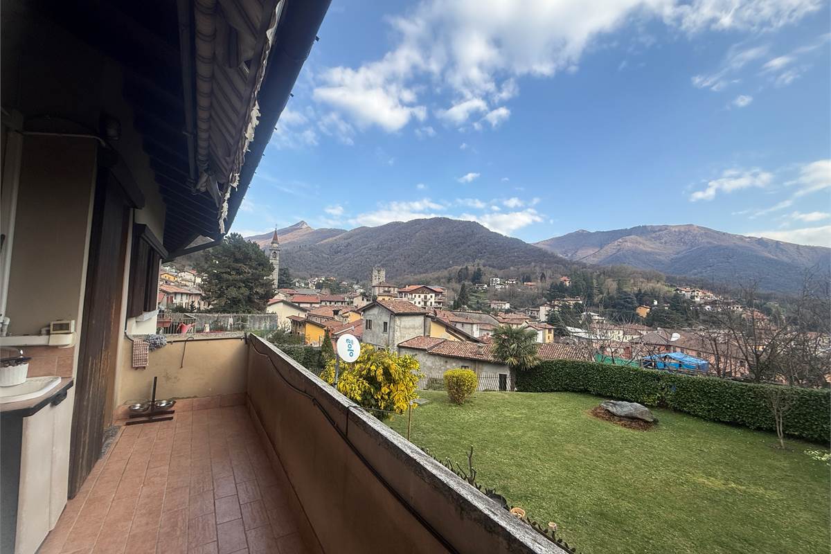 Asso: In bel contesto tricocale + mansarda e box