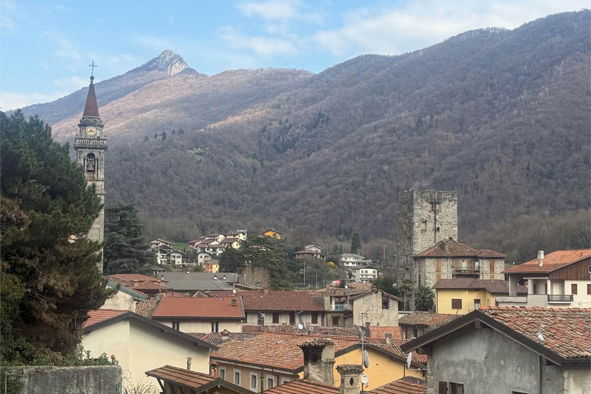 Asso: In bel contesto tricocale + mansarda e box