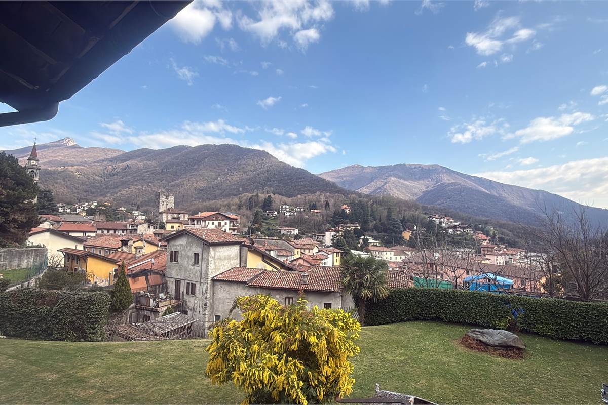 Asso: In bel contesto tricocale + mansarda e box