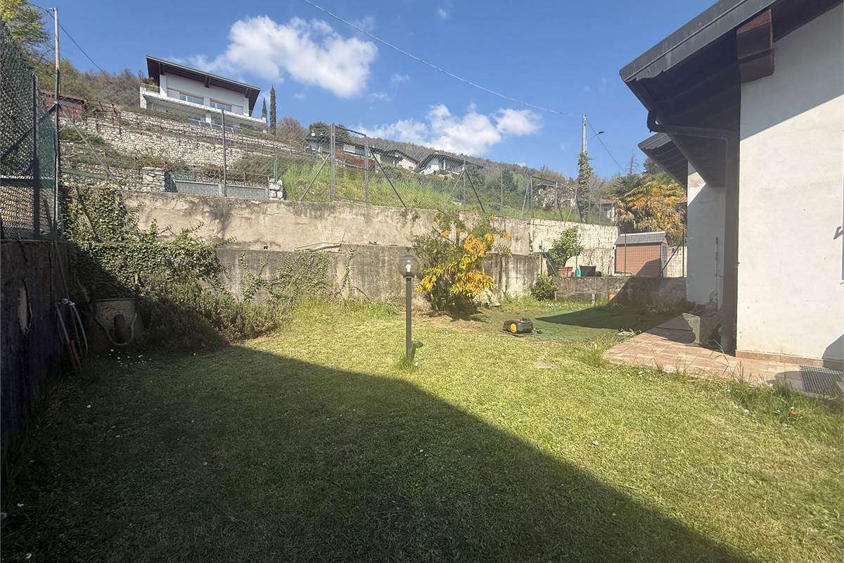 ERBA:BUCCINIGO -ALBAVILLA:PORZIONE DI VILLA CON GIARDINO