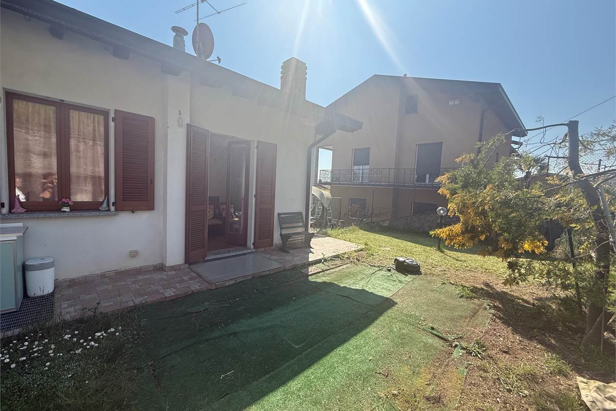 ERBA:BUCCINIGO -ALBAVILLA:PORZIONE DI VILLA CON GIARDINO