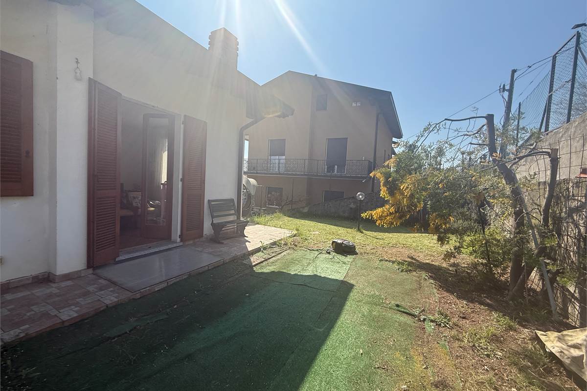 ERBA:BUCCINIGO -ALBAVILLA:PORZIONE DI VILLA CON GIARDINO