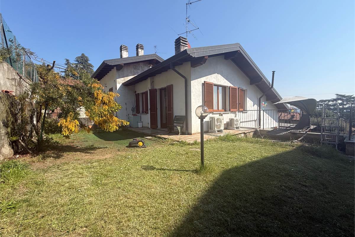 ERBA:BUCCINIGO -ALBAVILLA:PORZIONE DI VILLA CON GIARDINO