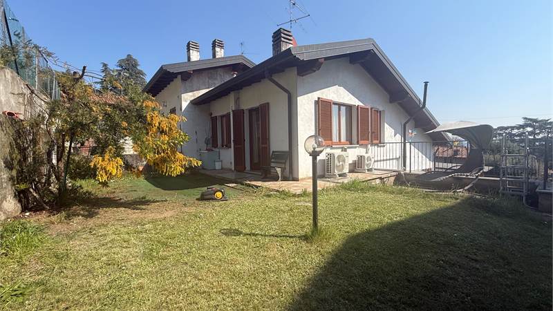 ERBA:BUCCINIGO -ALBAVILLA:PORZIONE DI VILLA CON GIARDINO