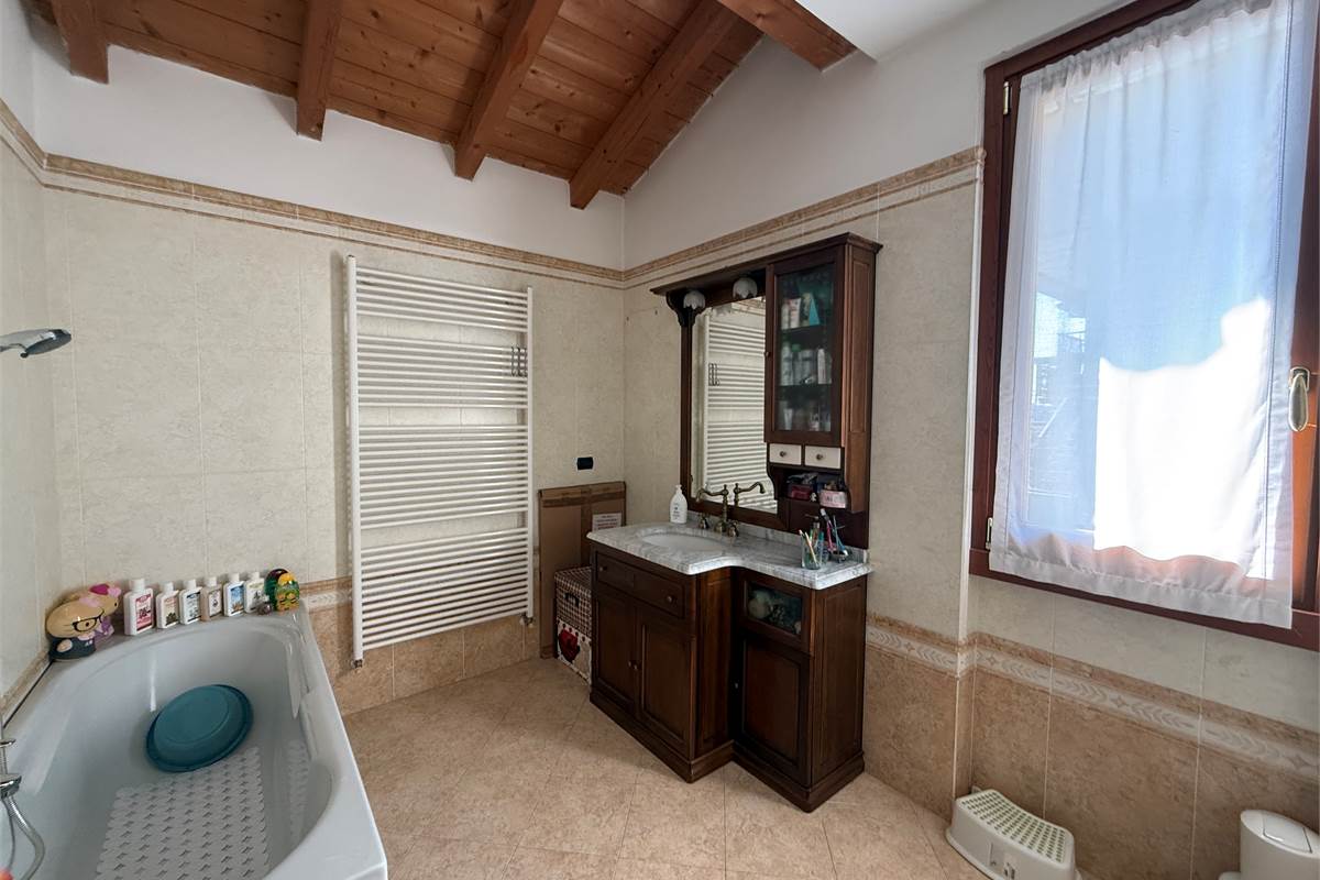 ERBA:BUCCINIGO -ALBAVILLA:PORZIONE DI VILLA CON GIARDINO