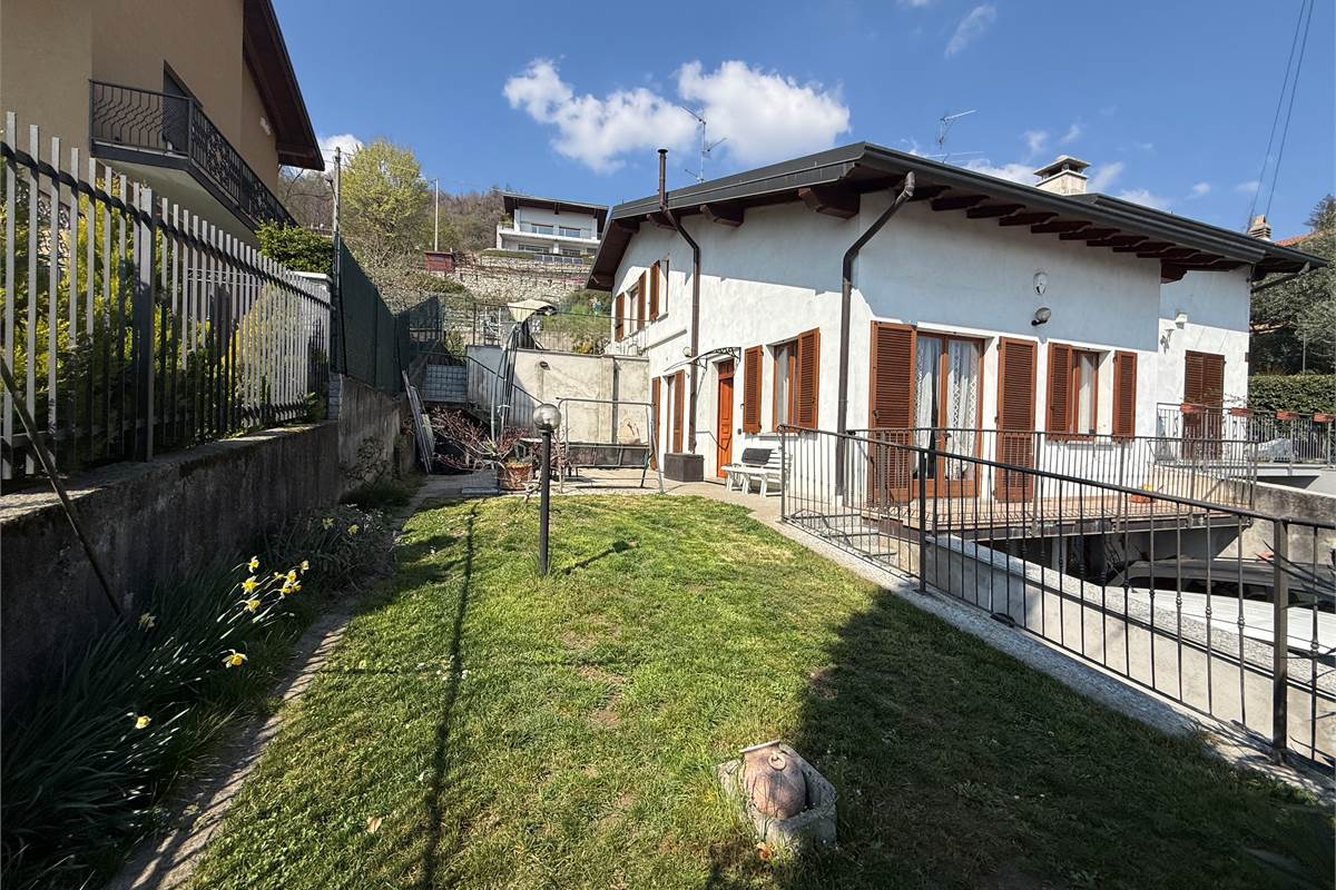 ERBA:BUCCINIGO -ALBAVILLA:PORZIONE DI VILLA CON GIARDINO