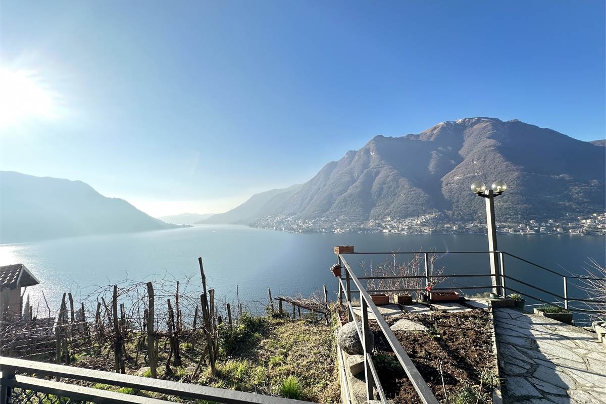 Appartamento in villa di mq 133 con terreno 
