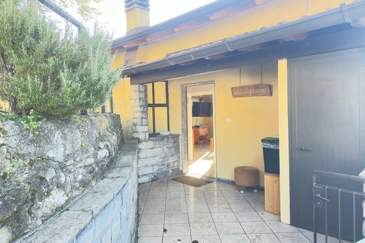 Appartamento in villa di mq 133 con terreno 