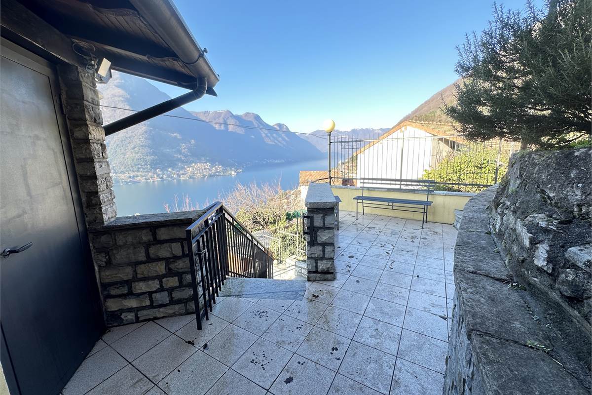 Appartamento in villa di mq 133 con terreno 