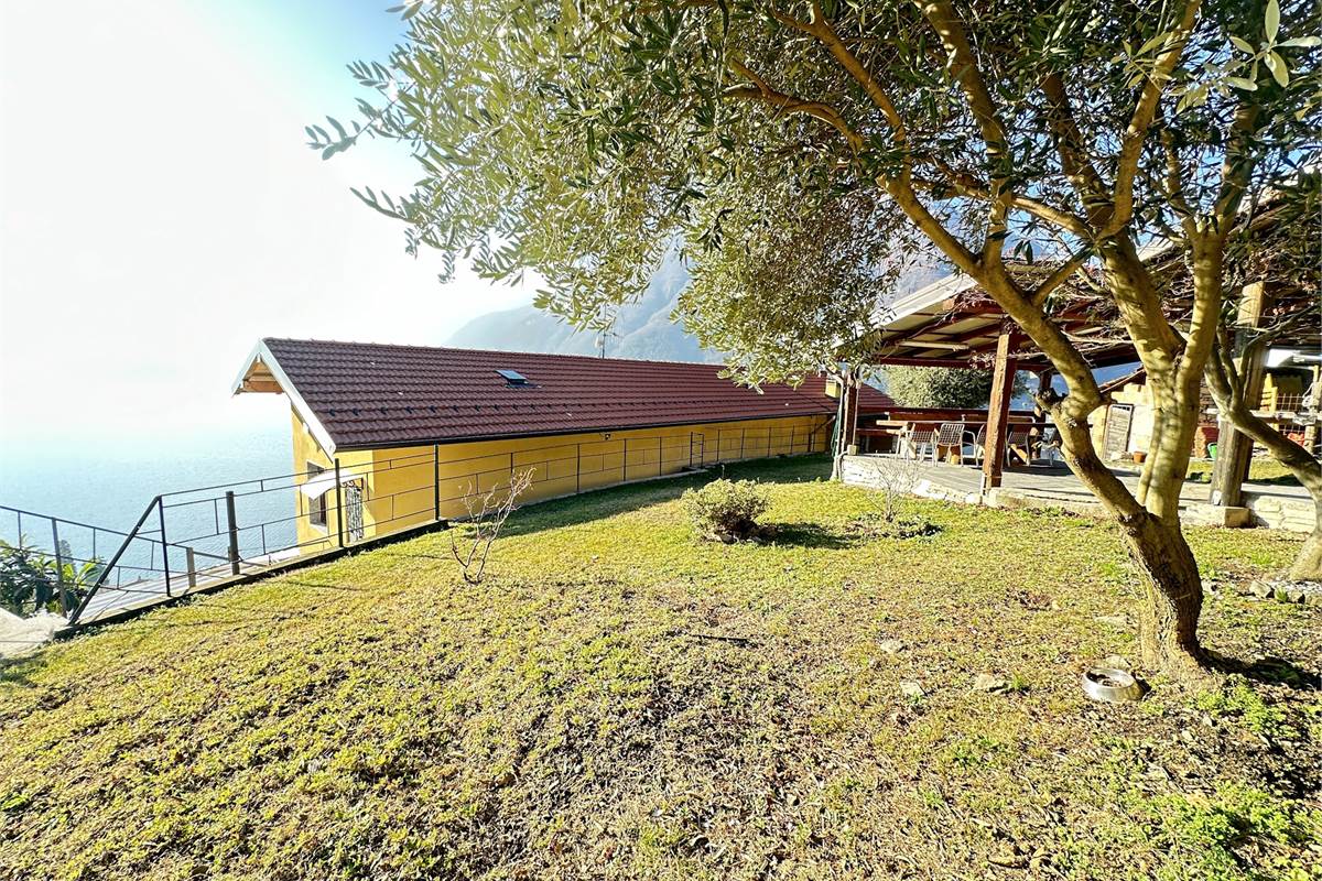 Appartamento in villa di mq 133 con terreno 