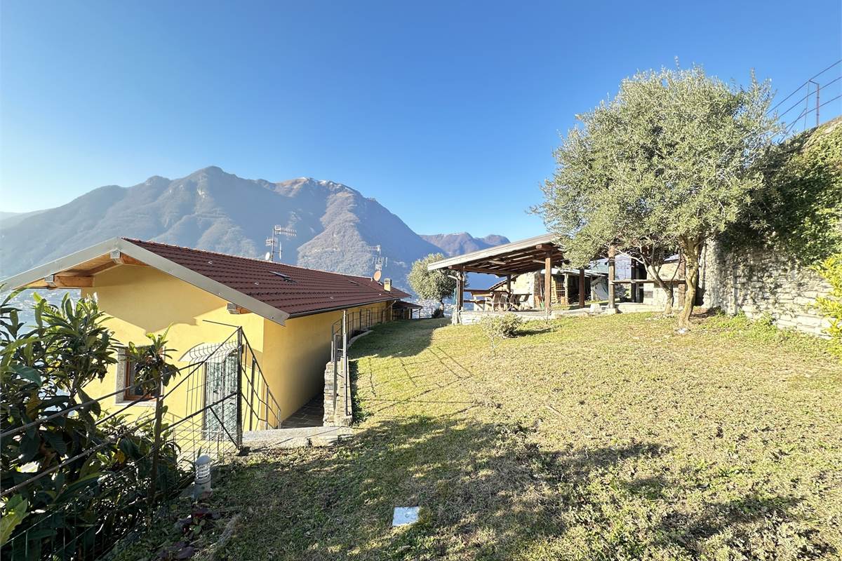 Appartamento in villa di mq 133 con terreno 