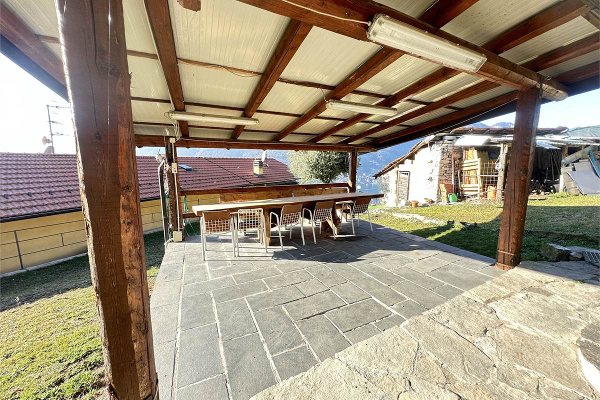 Appartamento in villa di mq 133 con terreno 
