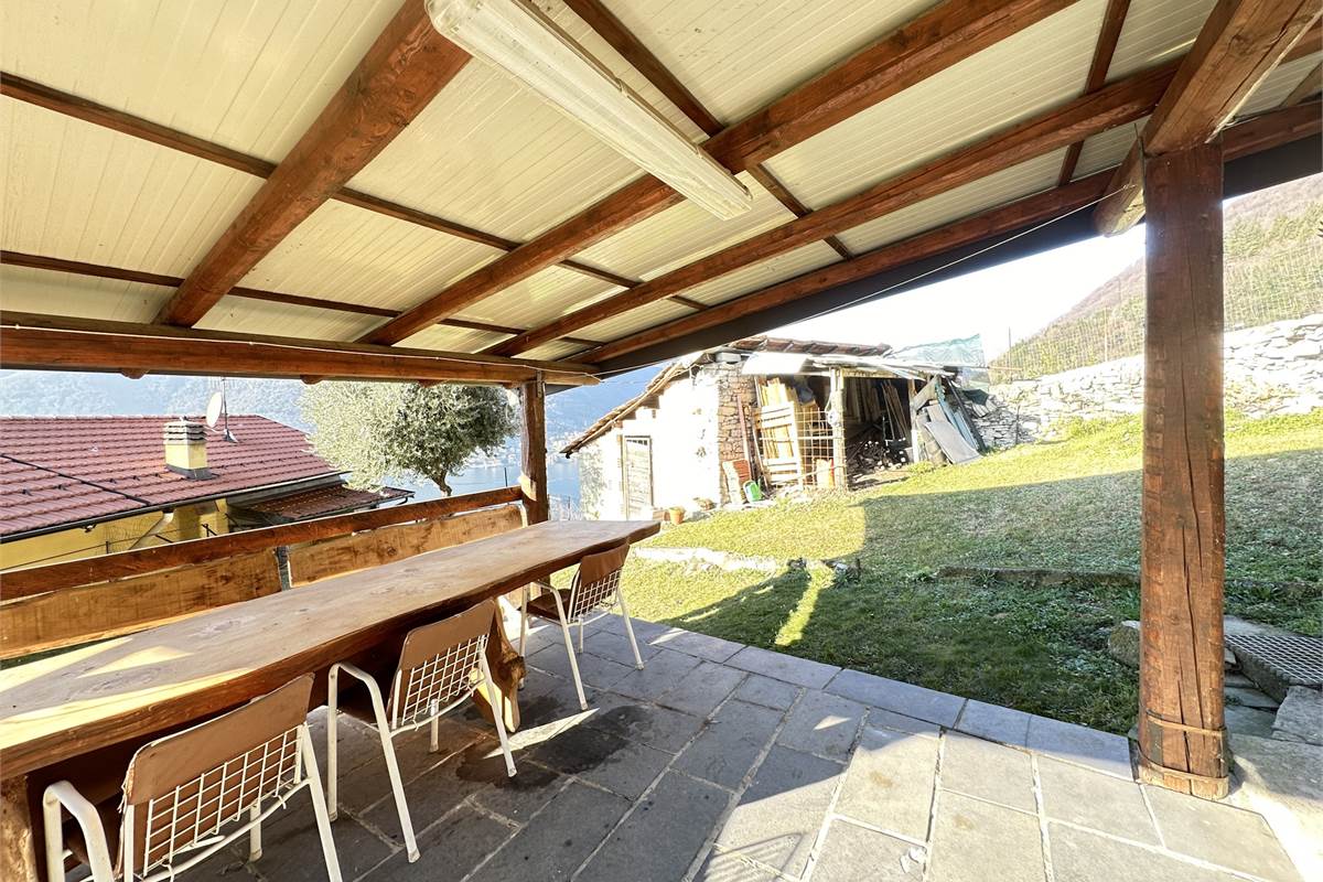 Appartamento in villa di mq 133 con terreno 