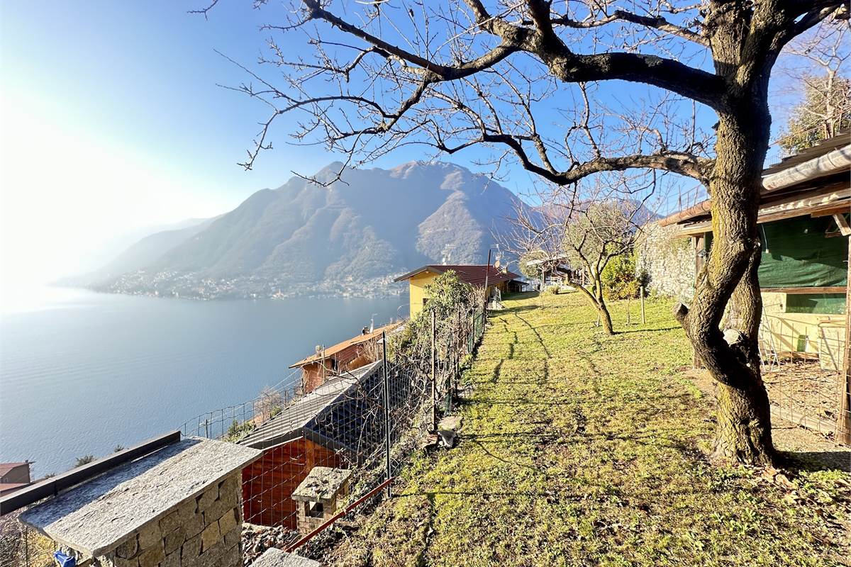 Appartamento in villa di mq 133 con terreno 
