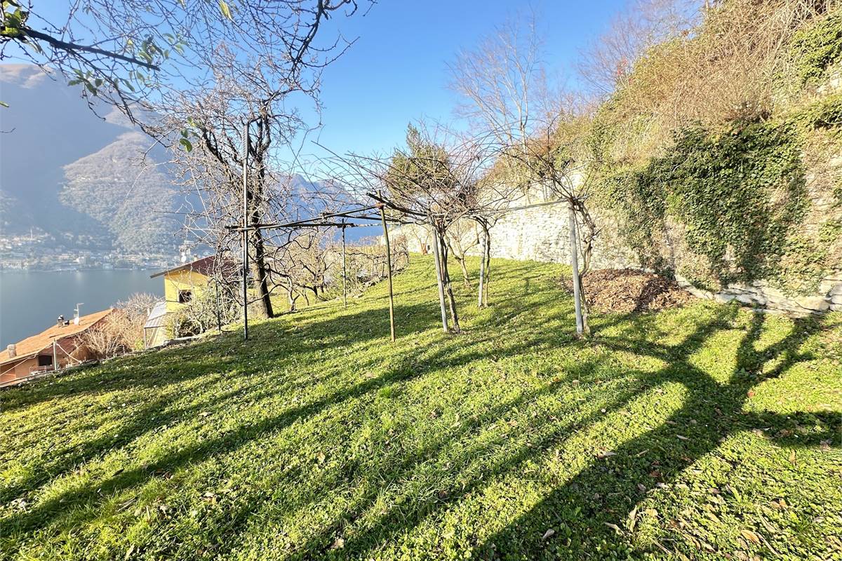 Appartamento in villa di mq 133 con terreno 