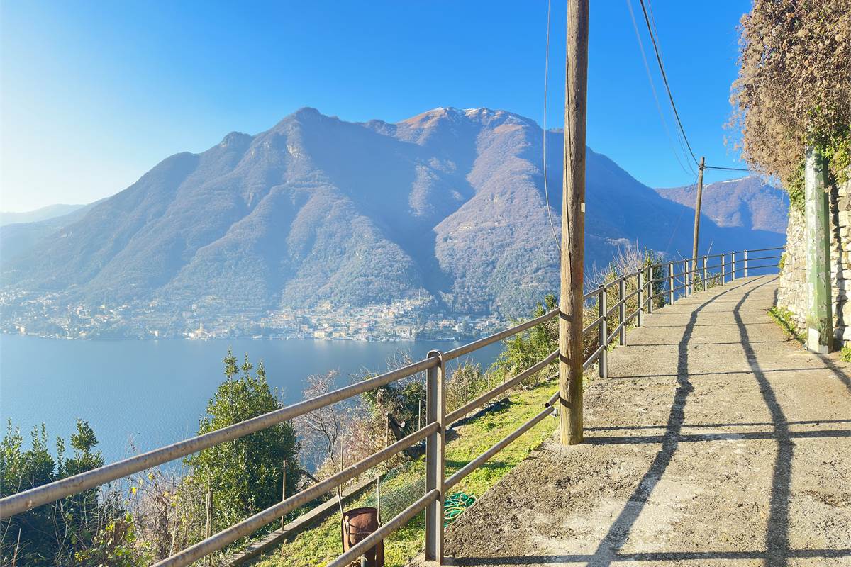 Appartamento in villa di mq 133 con terreno 