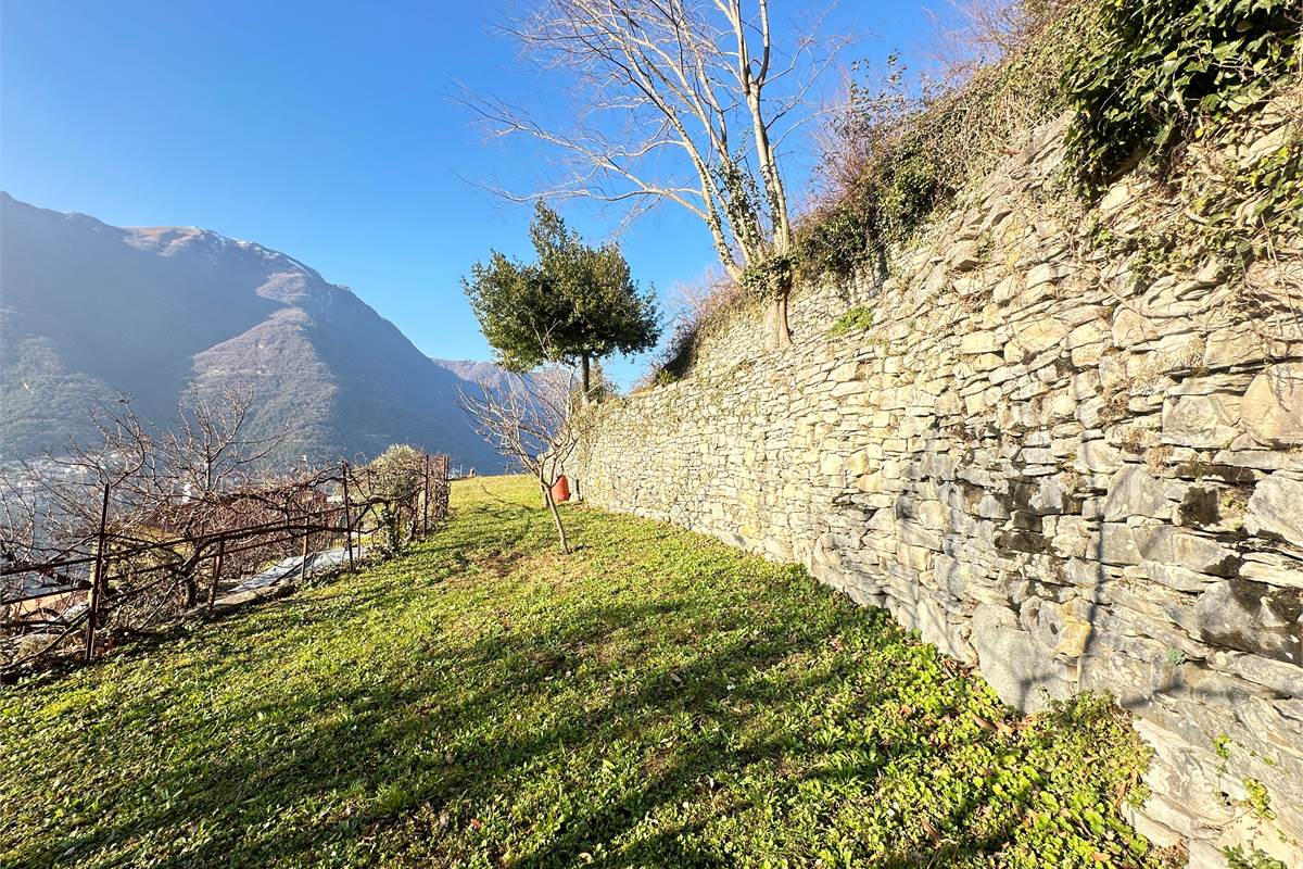 Appartamento in villa di mq 133 con terreno 