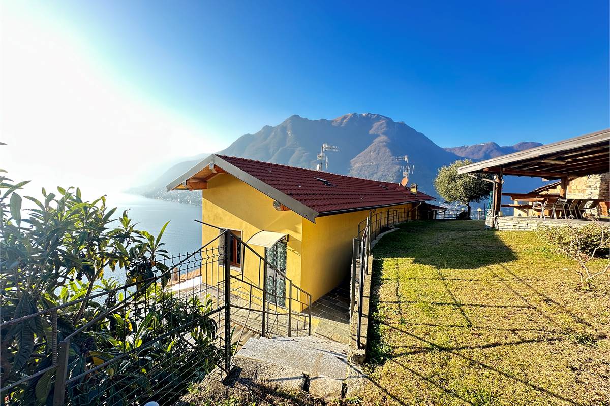 Appartamento in villa di mq 133 con terreno 
