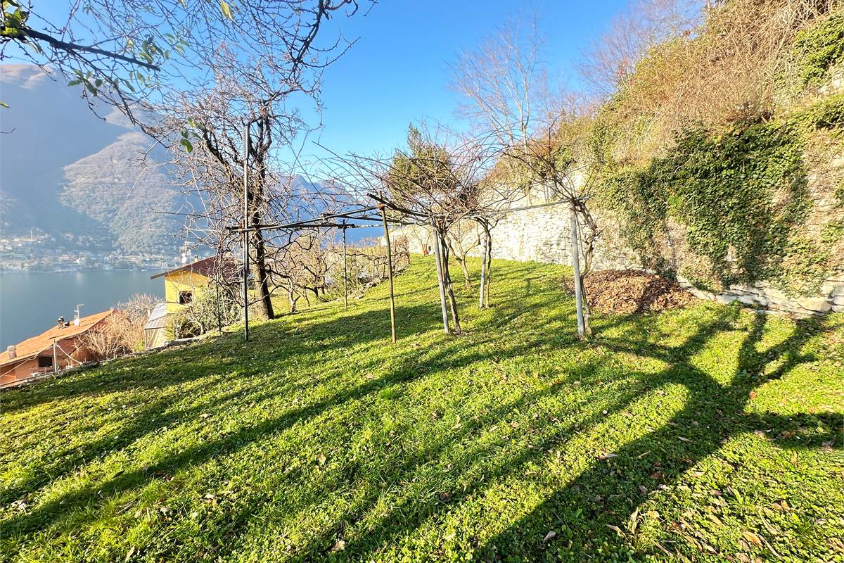 Appartamento in villa di mq 133 con terreno 
