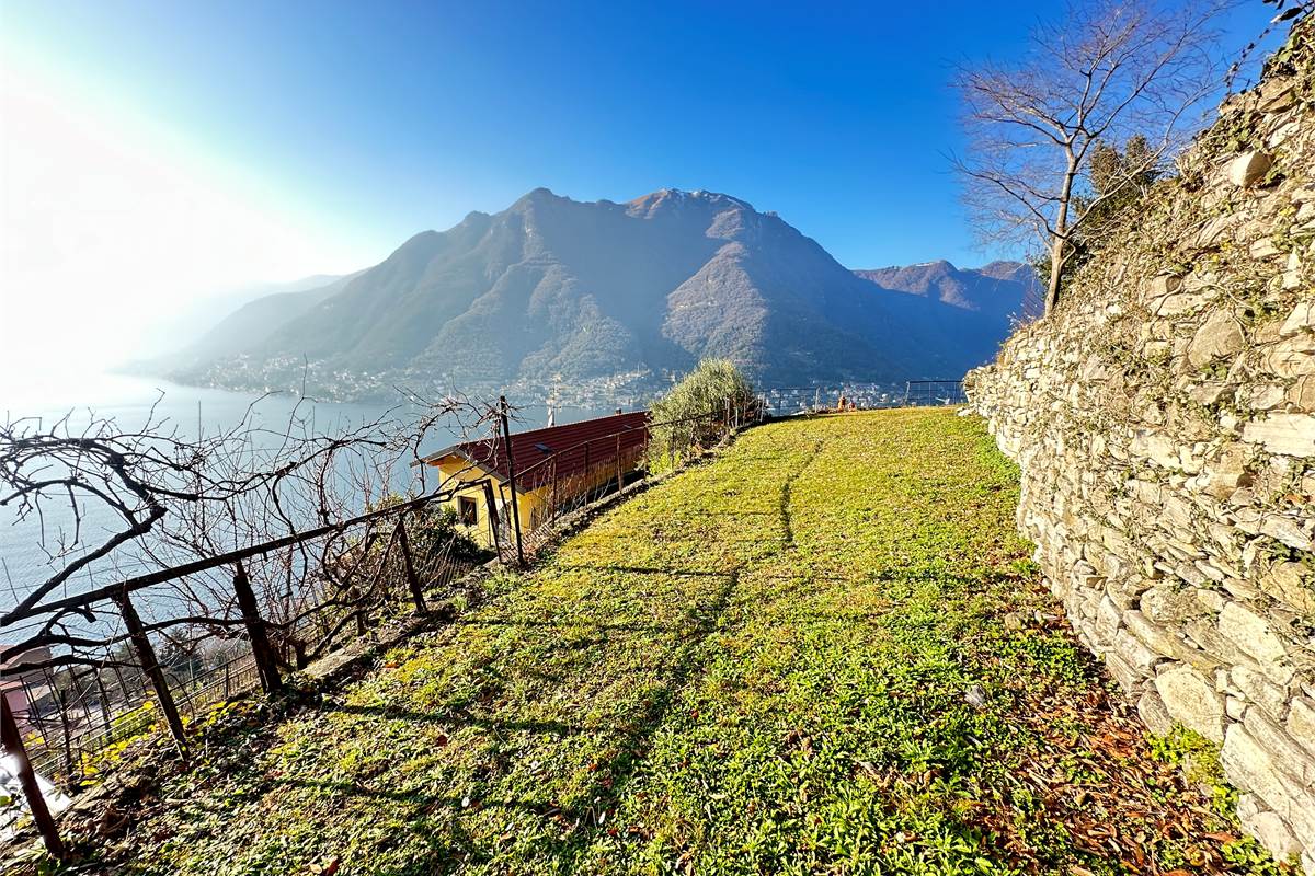 Appartamento in villa di mq 133 con terreno 