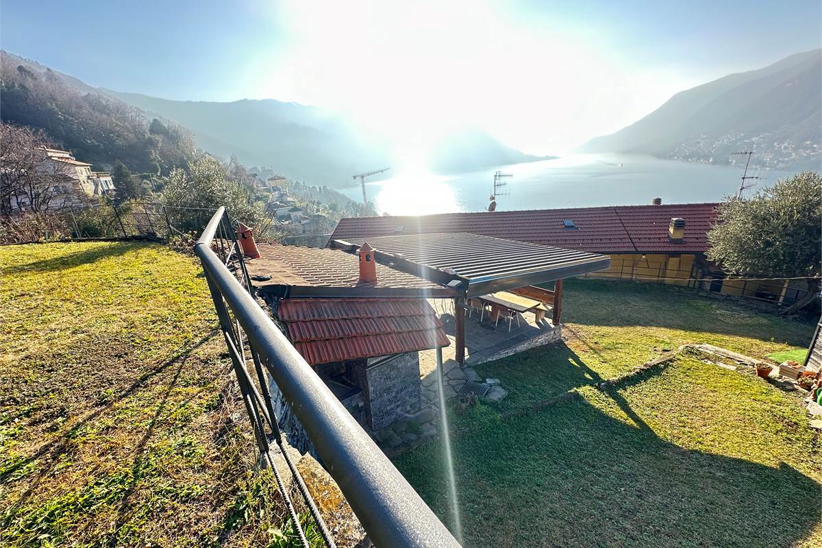 Appartamento in villa di mq 133 con terreno 