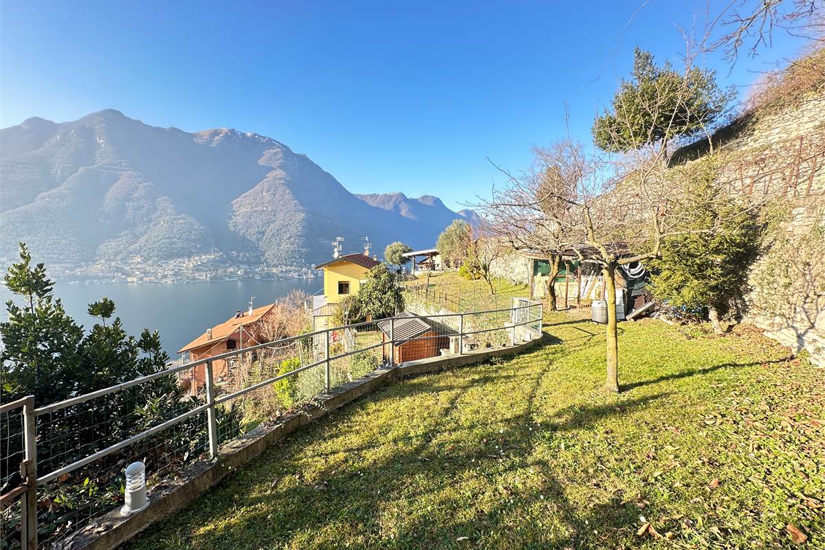 Appartamento in villa di mq 133 con terreno 