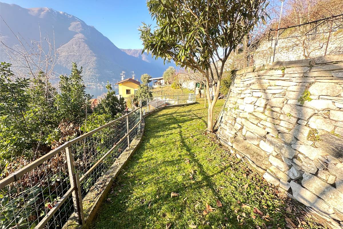 Appartamento in villa di mq 133 con terreno 