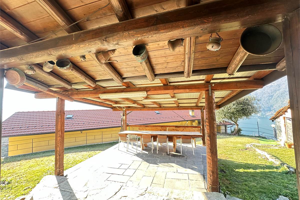 Appartamento in villa di mq 133 con terreno 