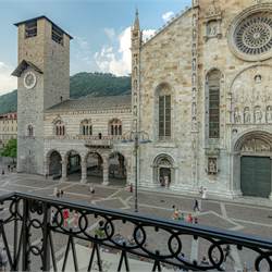 Appartamento con balcone fronte Piazza Duomo Como