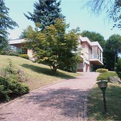 Villa In Vendita a Carugo